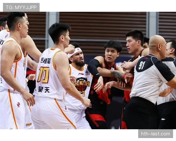 多人冲突时裁判如何判罚？规则拆解犯规责任归属